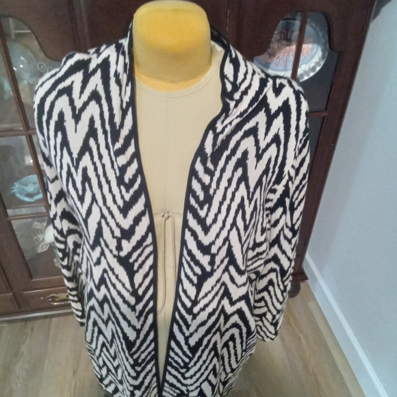 Jones Studio Sweaters - Jones Studio Seperates Plus Size 2X Black & White Chevron Cardigan